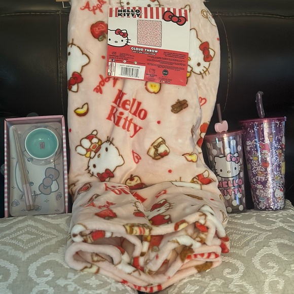 BNWT Hello Kitty blanket and tumbler set. Super adorable 🎀 - Picture 4 of 5